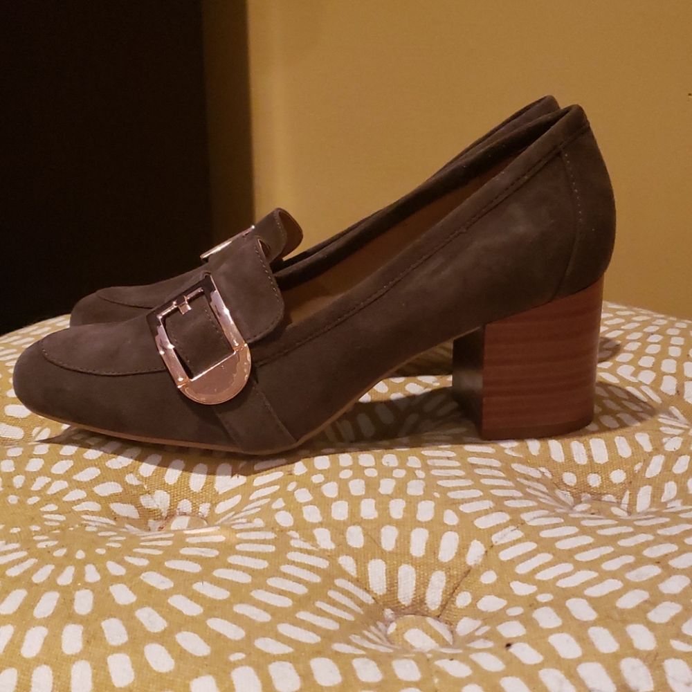 Loafer pump with buckle